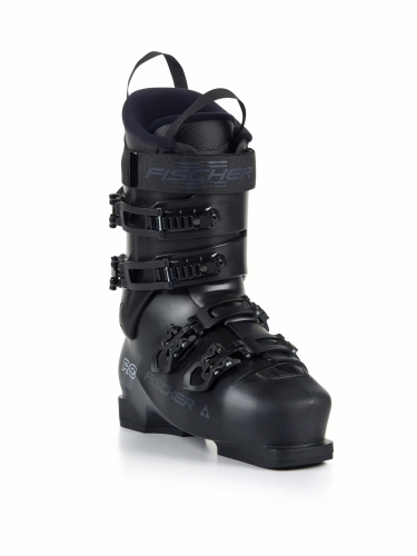 Buty narciarskie Fischer RC 90 Black High Volume widok z przodu pod kątem, ukazujący system łatwego zakładania Floating Entry.