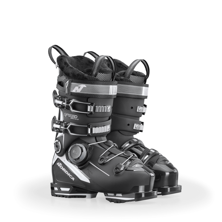 Buty narciarskie damskie Nordica Speedmachine 3 BOA 85W GW w ujęciu trzy czwarte, eksponującym szerokość 100 mm i wygodną strefę podbicia.