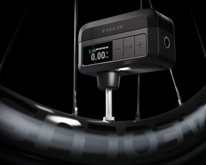 Pompka elektryczna Trek Air Rush podczas pompowania koła roweru 42sports.pl