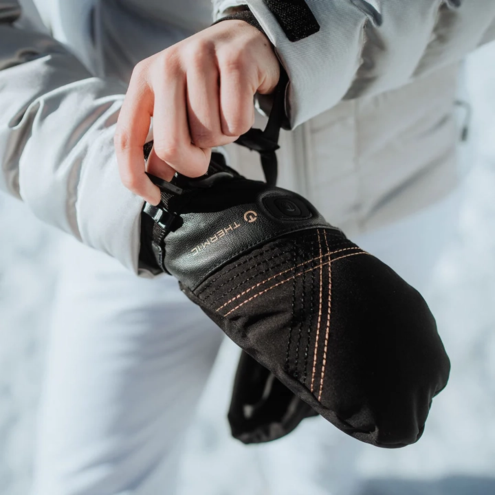 Prezentacja dopasowania rękawic narciarskich Therm-ic Ultra Heat Boost do damskiej dłoni na stoku.