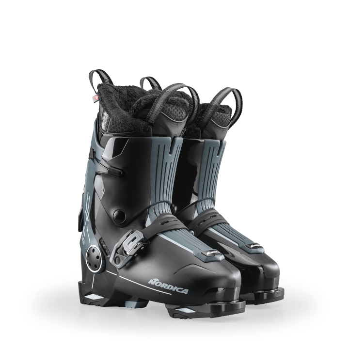 Komfortowe buty narciarskie z tylnym wejściem Nordica HF 85 W dla średniozaawansowanych narciarek, widok pary pod kątem