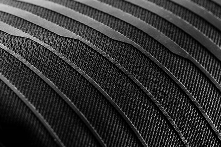 Detal elastycznego materiału Softshell i membrany SOFT-TEX w rękawicach LEKI Sparrow 3D, gwarantujących wodoodporność i wiatroszczelność.