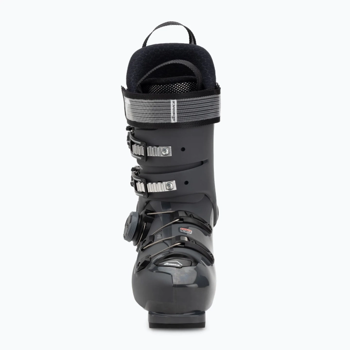 Widok z przodu na buty narciarskie Nordica Speedmachine z systemem BOA Fit oraz dwiema górnymi klamrami Micro ALU, które gwarantują idealne dopasowanie i stabilizację stopy.