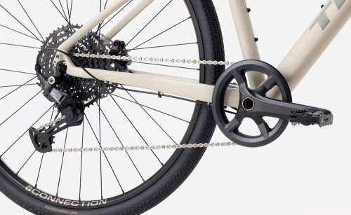 Nowoczesny napęd Shimano CUES w TREK FX 3 Sport AL Buff Beige