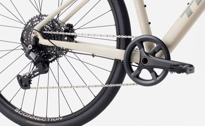 Nowoczesny napęd Shimano CUES w TREK FX 3 Sport AL Buff Beige