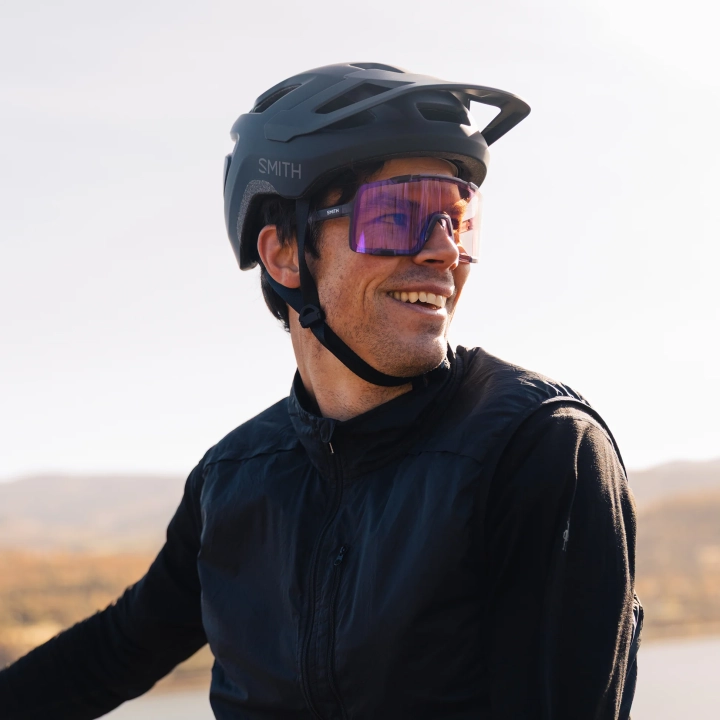 Rowerzysta w kasku SMITH Pilot MIPS Black Mat zdjęcie lifestyle