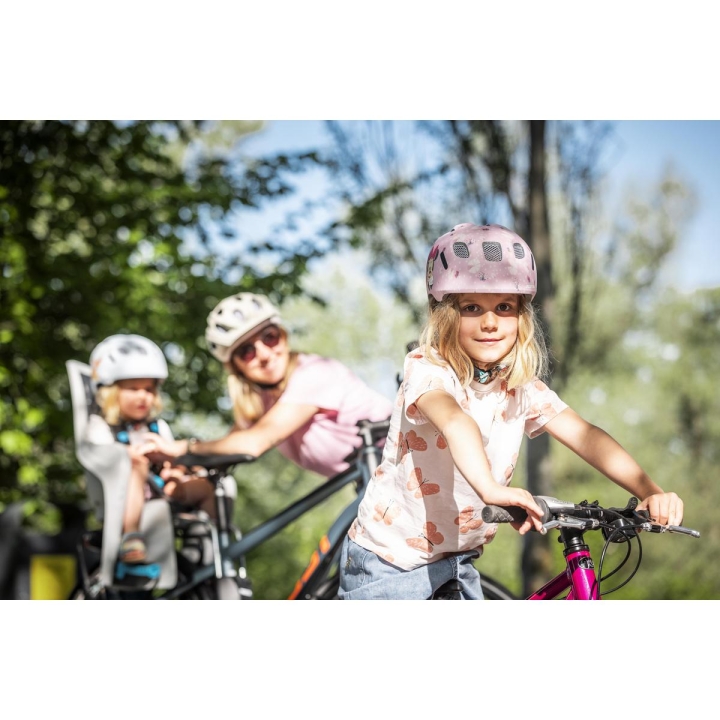 Rowerzystka z dzieckiem w kasku Alpina Ximo 2 Minnie Mouse