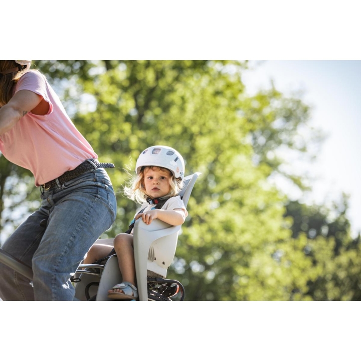 Dziecko na rowerku w kasku ALPINA XIMO 2 Disney Winnie the Pooh