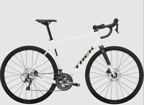 Rower szosowy Trek Domane AL 4 Gen 4 Era White widok z boku na jasnym tle.