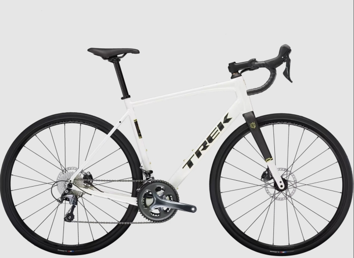 Rower szosowy Trek Domane AL 4 Gen 4 Era White widok z boku na jasnym tle.