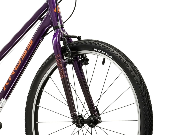 Przedni widelec i opony Kenda 24x1,75 w lekkim rowerze dziecięcym KROSS.