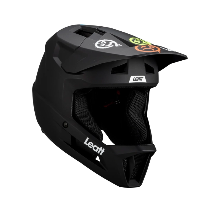 Widok ISO prawy kasku Leatt Gravity 1.0 Junior Black. Juniorski kask zjazdowy.
