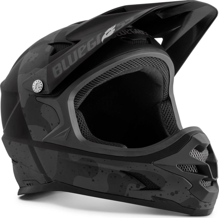 Czarny kask szczękowy Bluegrass Intox Black Camo Matt - rzut pod kątem. Bezpieczny kask MTB.
