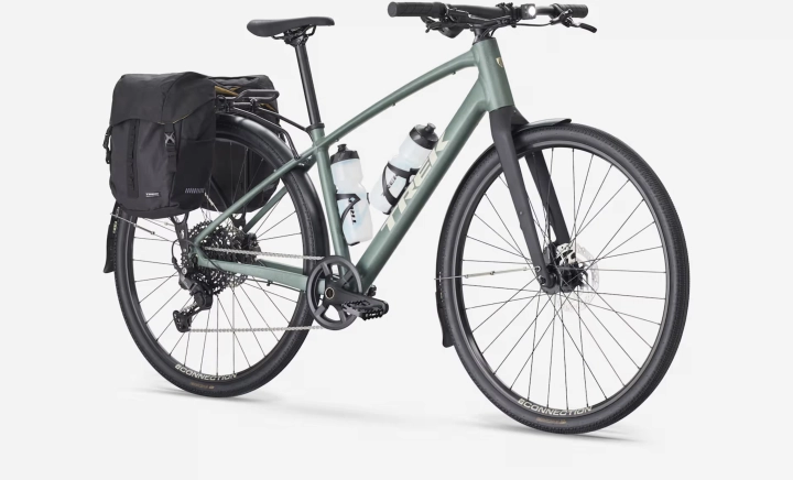 Możliwość montażu bagażnika i sakw w rowerze TREK FX 3 Sport AL, akcesoria sprzedawane osobno.