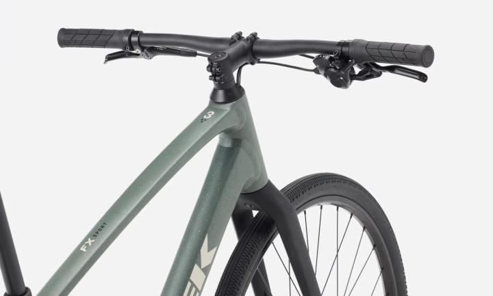 Estetyczne wewnętrzne prowadzenie linek w ramie TREK FX 3 Sport