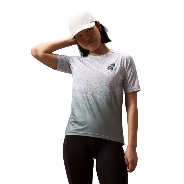 Modelka w letniej koszulce rowerowej Endura SingleTrack Print Tee