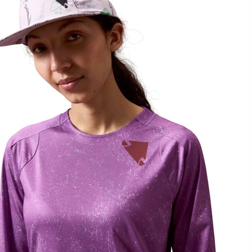 Detal fioletowej koszulki MTB Endura SingleTrack L/S Print Tee na modelce