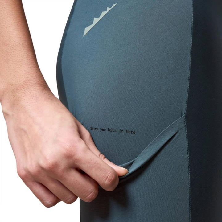 Detal kieszeni cargo na udzie w spodenkach rowerowych Endura Alltrack Ride