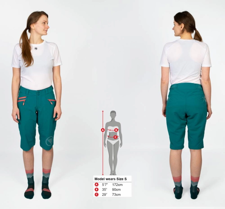 Modelka prezentująca damskie szorty Endura SingleTrack II