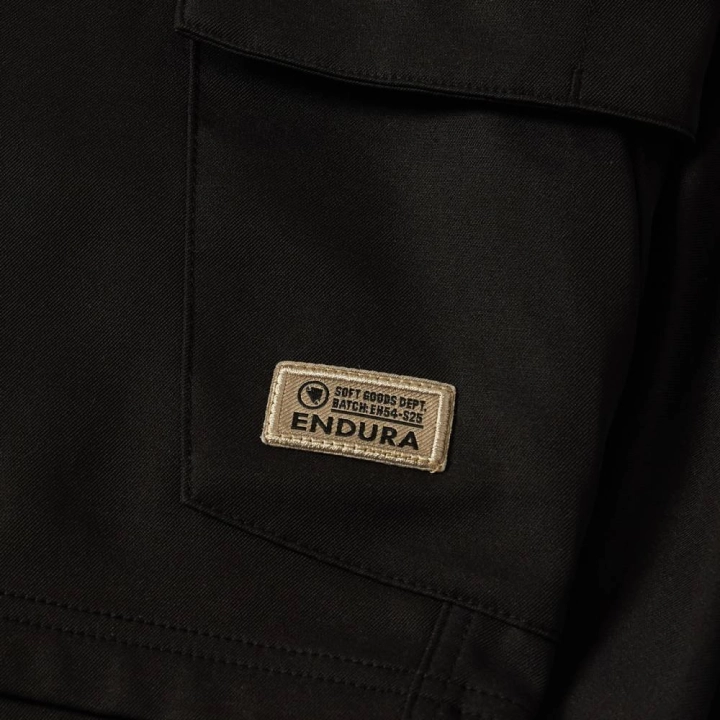 Naszywka z logo Endura na kieszeni cargo spodenek Loop
