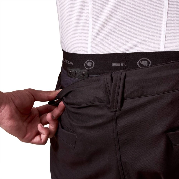 Detal zapięcia i wykończenia pasa w szortach Endura Loop