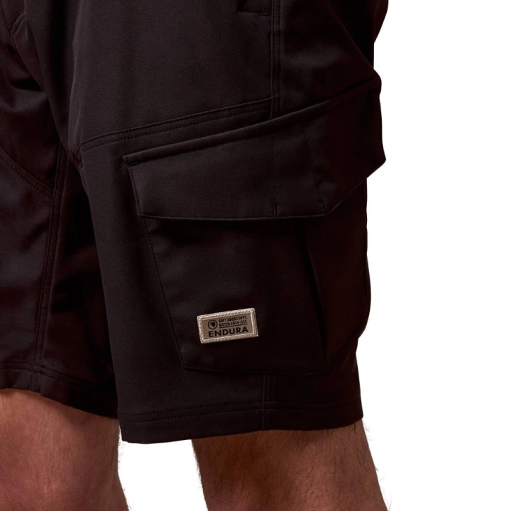 Pojemna boczna kieszeń cargo w spodenkach Endura Loop BK