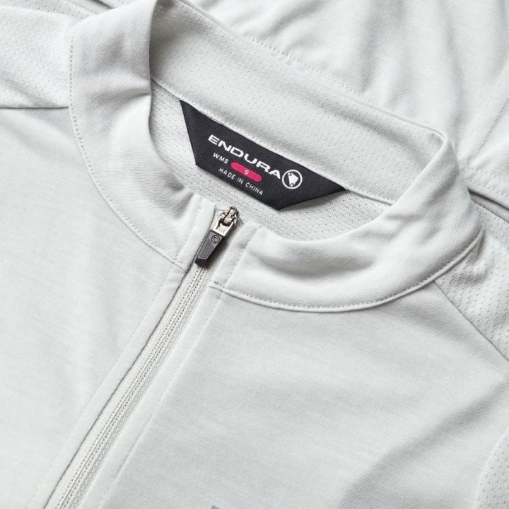 Detal kołnierzyka i zamka DriRelease w damskiej koszulce Endura Loop