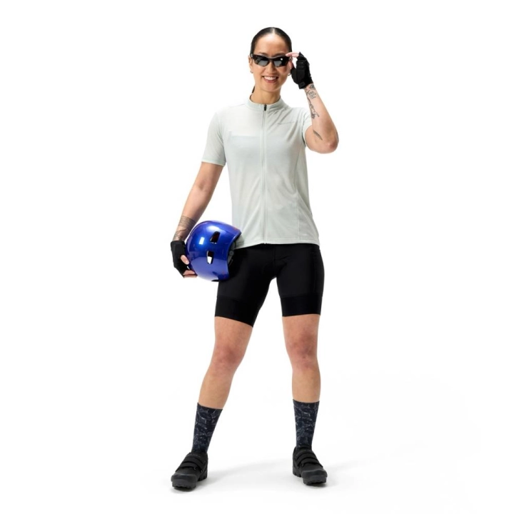 Sylwetka rowerzystki w damskiej koszulce Endura Loop S/S Zipped Jersey