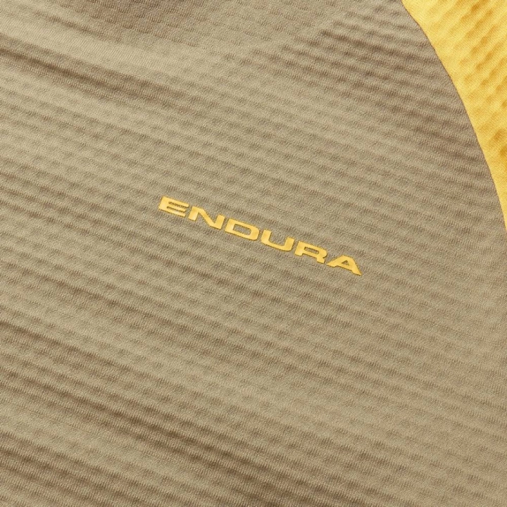 Tekstura materiału i logo na koszulce Endura SingleTrack Fleece TW