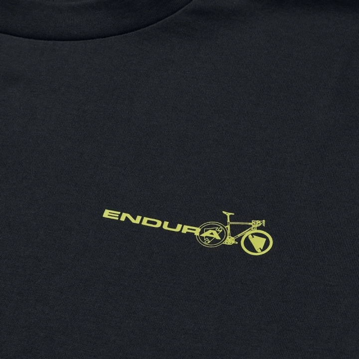 Haftowane logo Endura na piersi koszulki Pedal Power Graphic Tee