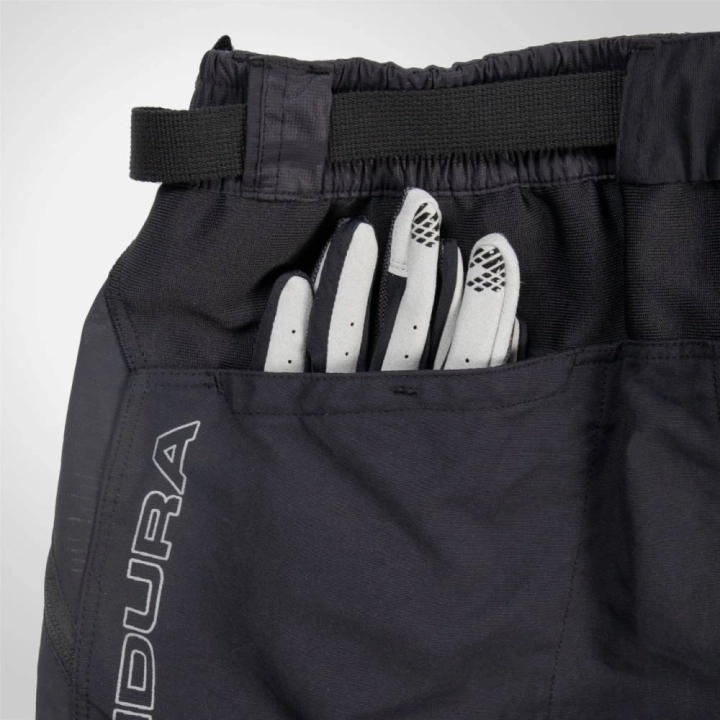 Praktyczne kieszenie cargo w szortach rowerowych Endura Hummvee