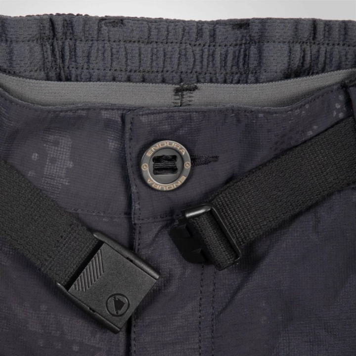 Detal zapięcia i paska w szortach Endura Hummvee Short BC