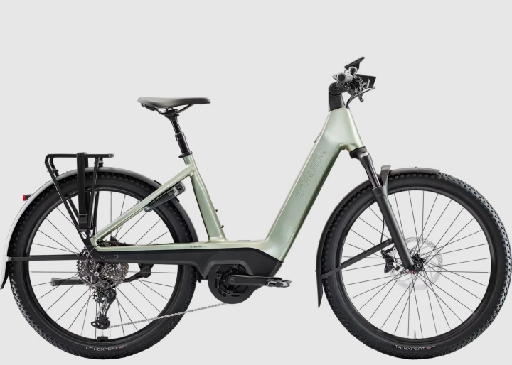 Rower elektryczny TREK CHARTER+ 4 R9 Trail 540 Lichen Green z niskim przekrokiem, silnikiem Bosch Performance Line i baterią 540 Wh.
