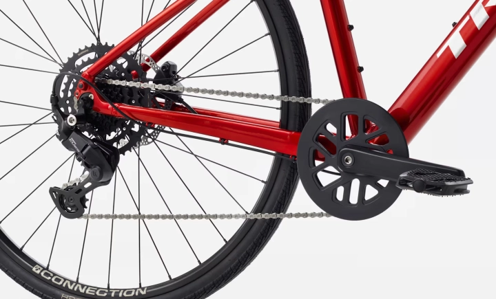 Nowoczesny napęd Shimano CUES U4000 w rowerze TREK FX 2 gwarantujący płynną zmianę biegów w każdych warunkach.