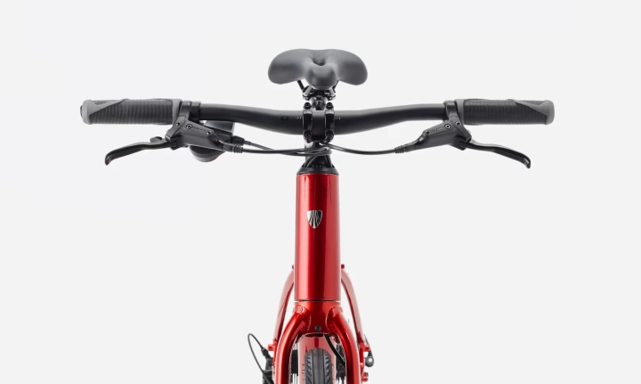 Ergonomiczna kierownica roweru TREK FX 2 z hydraulicznymi hamulcami tarczowymi Tektro zapewniającymi bezpieczeństwo.