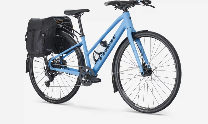 Rower hybrydowy TREK FX 2 Midstep z możliwością montażu dodatkowych akcesoriów takich jak bagażnik i sakwy rowerowe.