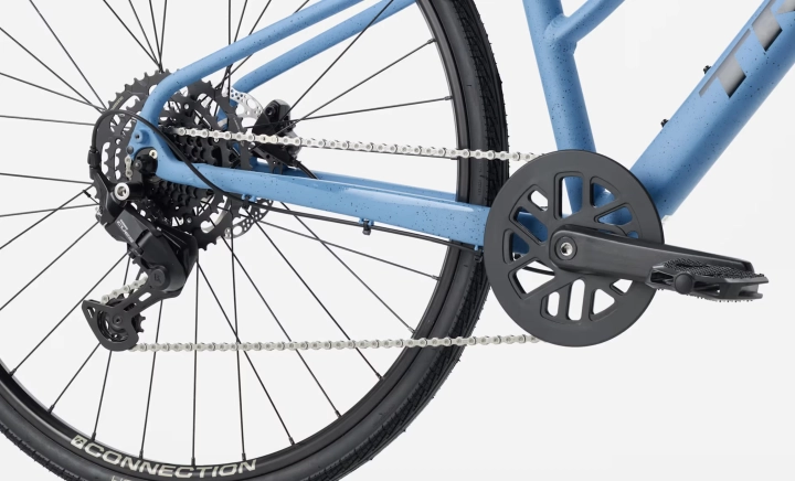 Nowoczesny napęd Shimano CUES U4000 w rowerze TREK FX 2 Midstep gwarantujący płynną zmianę biegów i wysoką trwałość.
