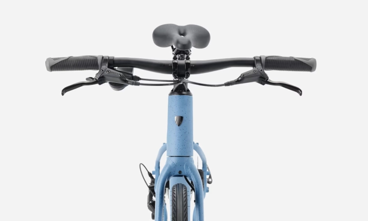 Ergonomiczna kierownica roweru TREK FX 2 Midstep z niezawodnymi hamulcami hydraulicznymi i manetką Shimano.