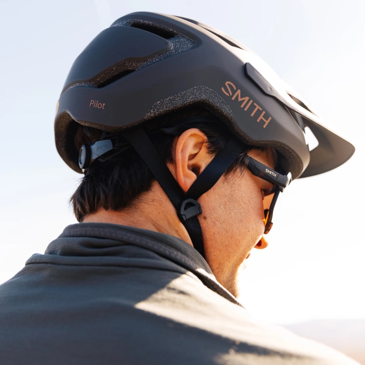 pilot-mips-helmets_matteGravy_lifestyle04_7098db4d-3980-4fc6-b362-6e52176eb24a.webp