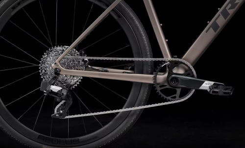 Bezprzewodowy napęd elektroniczny SRAM Apex XPLR eTap AXS w rowerze TREK FX Sport.
