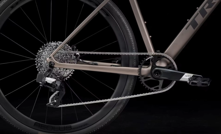 Bezprzewodowy napęd elektroniczny SRAM Apex XPLR eTap AXS w rowerze TREK FX Sport.