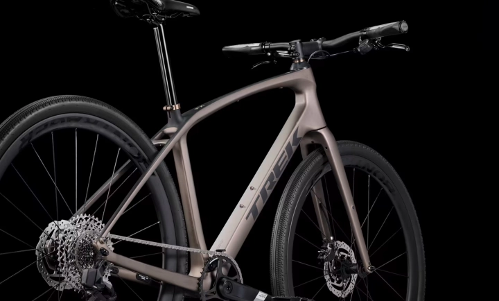 Szybki rower fitness na kołach z włókna węglowego Bontrager Aeolus Elite 35.
