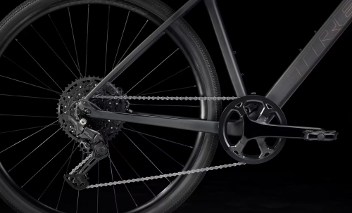 Nowoczesny napęd Shimano CUES z technologią Linkglide oraz kasetą 11-48T w rowerze sportowym marki Trek.