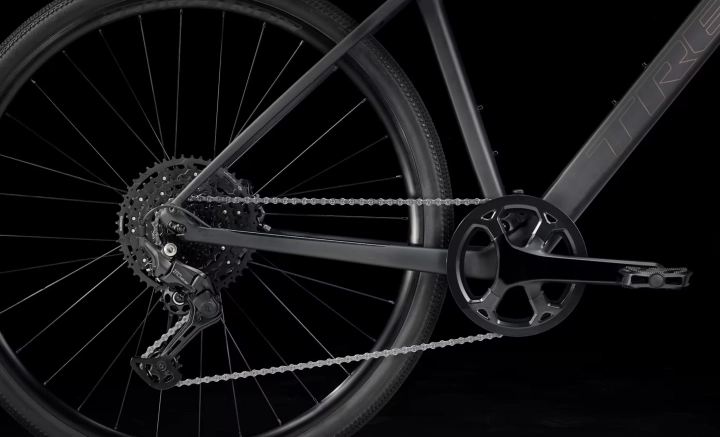 Nowoczesny napęd Shimano CUES z technologią Linkglide oraz kasetą 11-48T w rowerze sportowym marki Trek.