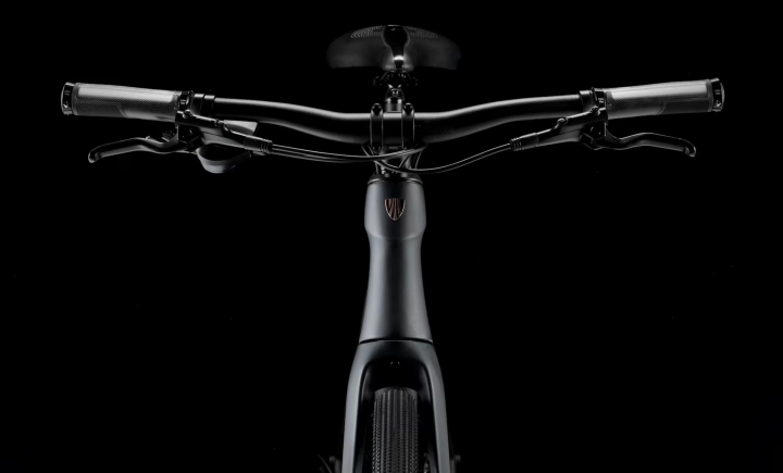 Ergonomiczna, płaska kierownica Bontrager Satellite Plus IsoZone tłumiąca drgania w rowerach Trek FX Sport.