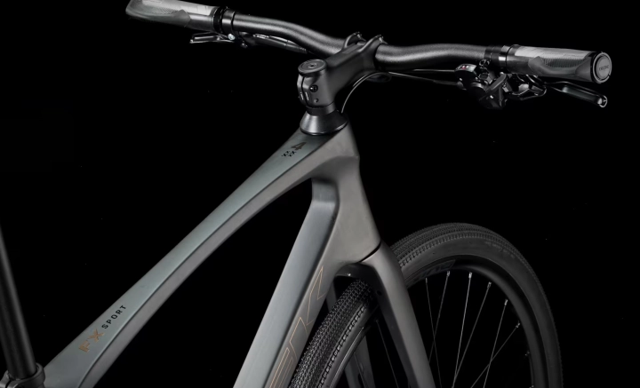 Zaawansowana rama z włókna węglowego OCLV serii 400 z wewnętrznym prowadzeniem linek w rowerze Trek FX Sport SL 4.