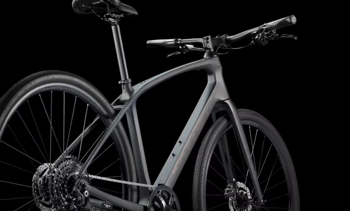 Karbonowy rower szosowy z prostą kierownicą Trek FX Sport SL 4 Carbon stworzony do dynamicznych treningów fitness.