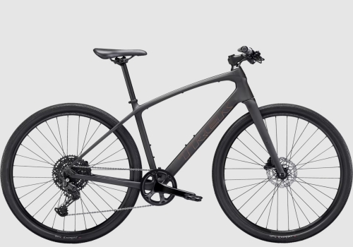 Lekki i szybki rower fitness Trek FX Sport SL 4 Carbon w eleganckim, matowym malowaniu Matte Onyx zaprezentowany z profilu.