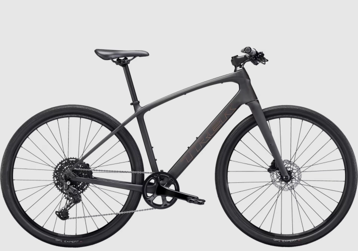Lekki i szybki rower fitness Trek FX Sport SL 4 Carbon w eleganckim, matowym malowaniu Matte Onyx zaprezentowany z profilu.