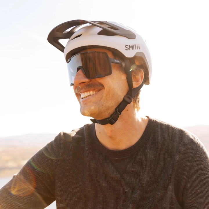 pilot-mips-helmets_matteWhite_lifestyle01.webp